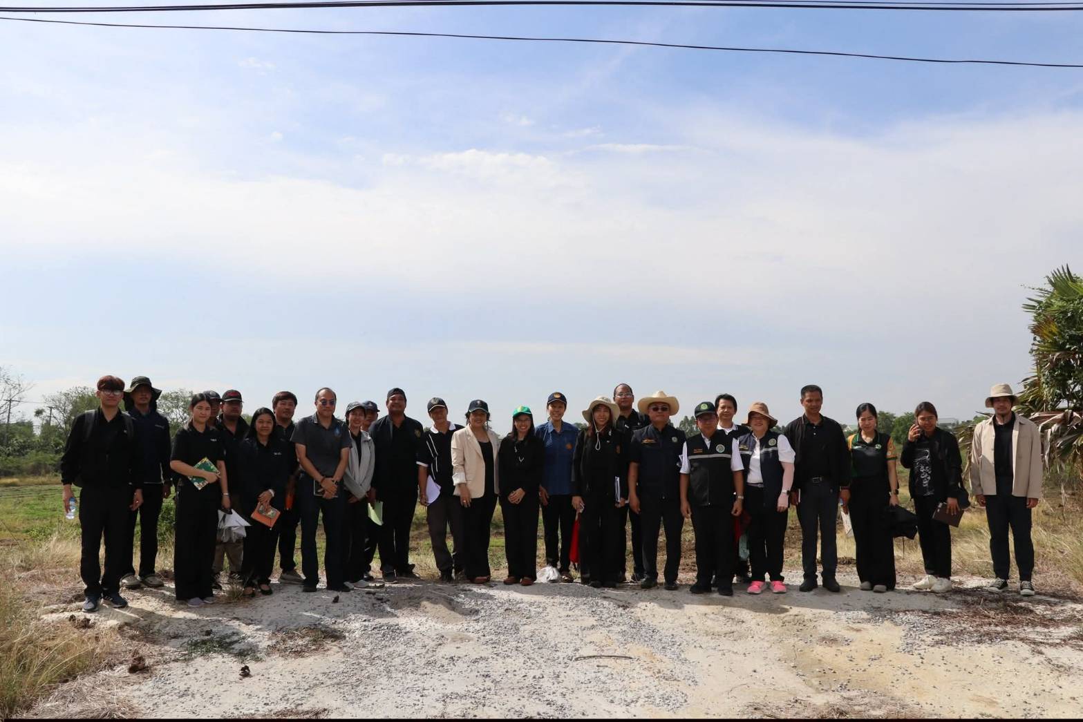title - สำนักแผนงานและโครงการพิเศษ กระทรวงเกษตรและสหกรณ์ ร่วมกับผู้แทนหน่วยงานภายในสังกัดกระทรวงเกษตรและสหกรณ์, ผู้อำนวยการศูนย์ส่งเสริมและพัฒนาอาชีพเสริมนอกภาคการเกษตร เข้าร่วมประชุมหารือและลงพื้นที่แปลงนาภายในศูนย์ส่งเสริมและพัฒนาอาชีพเสริมนอกภาคการเกษตร เพื่อเตรียมความพร้อมในการจัดกิจกรรมจิตอาสา กระทรวงเกษตรและสหกรณ์ 
